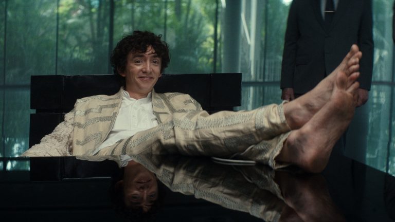 I love that Alien: Earth trillionaire Boy Kavalier takes calls with his feet