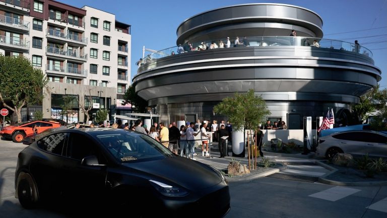 Review: To Live and Dine at the Tesla Diner in L.A.